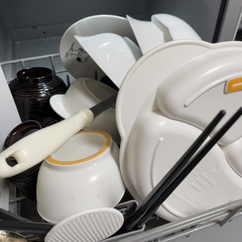 アイリスオーヤマのISHT5000食洗機に食器を入れている画像